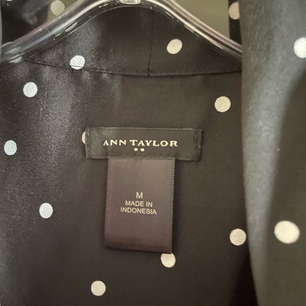 2/$15 Ann Taylor Black with white dots sleeveless top, Sz M - Picture 4 of 15